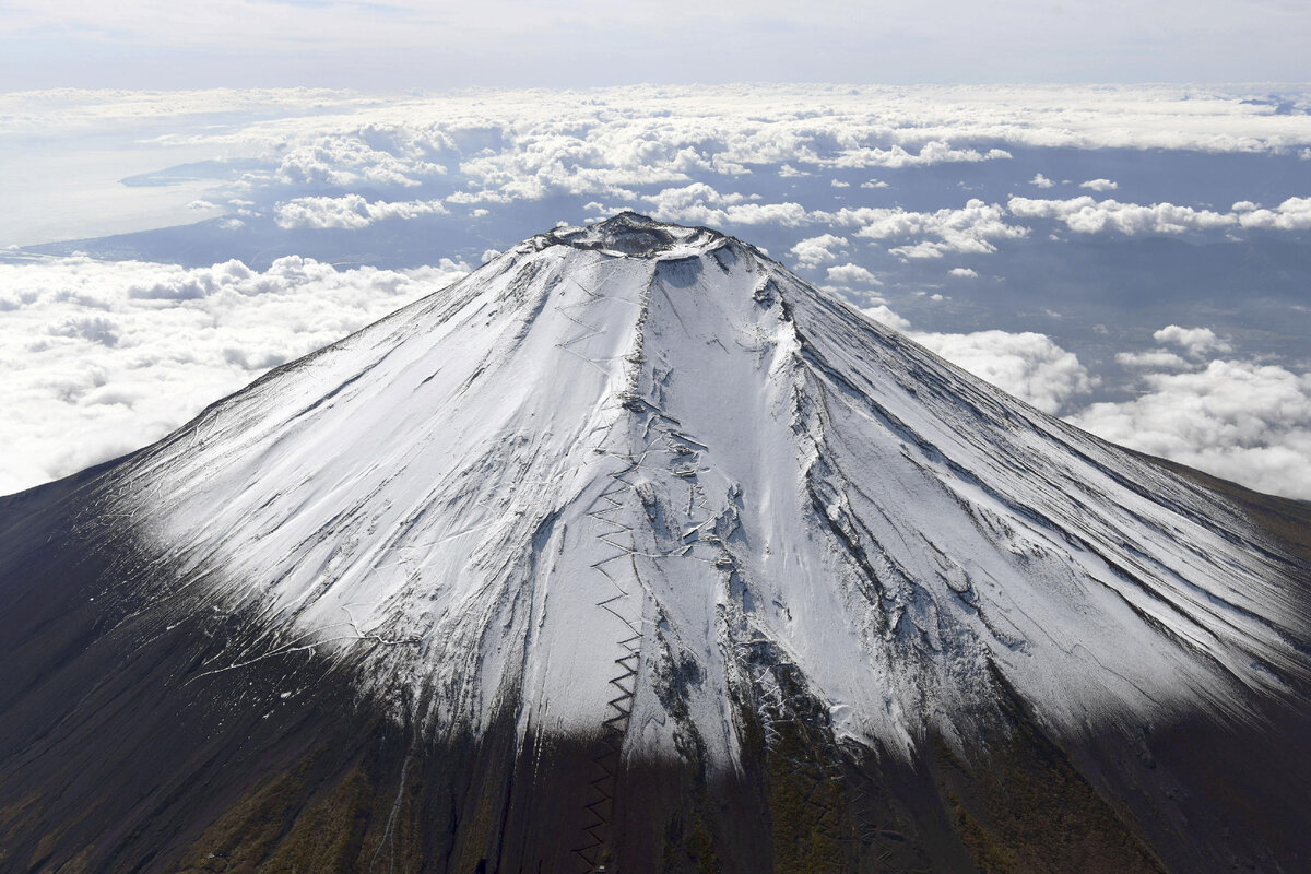 Вулкан Фудзияма. Гора Фудзияма в Японии. Гора Фудзи в Японии. Вулкан Фудзияма извержение. Фудзияма действующий или потухший
