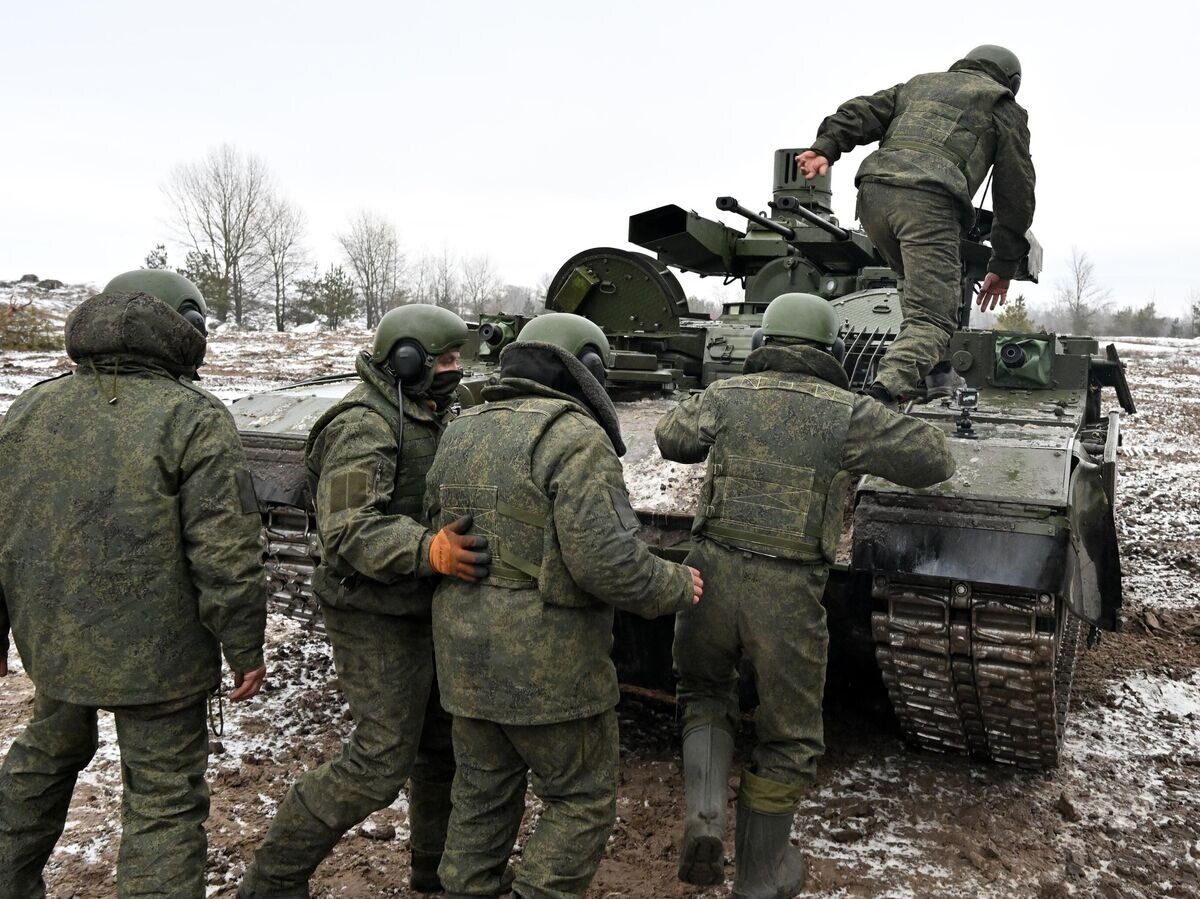    Военнослужащие Центрального военного округа проходят обучение на боевых машинах поддержки танков БМПТ "Терминатор" в зоне специальной военной операции© РИА Новости / Евгений Биятов