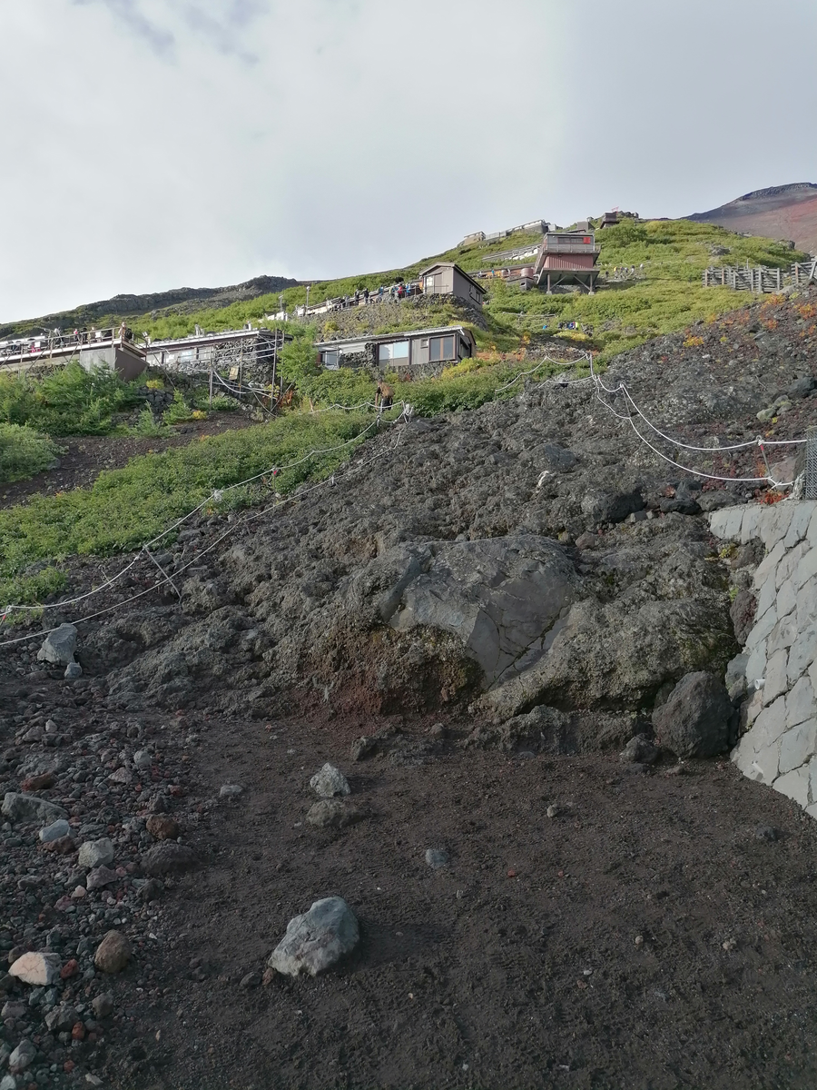 Vast mountain travel. Aidan hiking on the mountain. Vast mountain travel. Путешественник в горах. Туристская тропа новая зеландия.