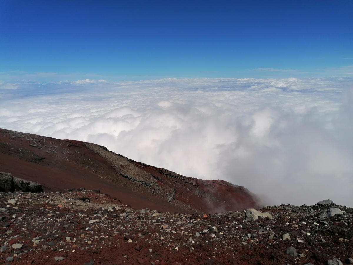 I travel to the mountains. Путешествие в горы. Вершина горы. Турист на фоне гор. I travel to the mountains.