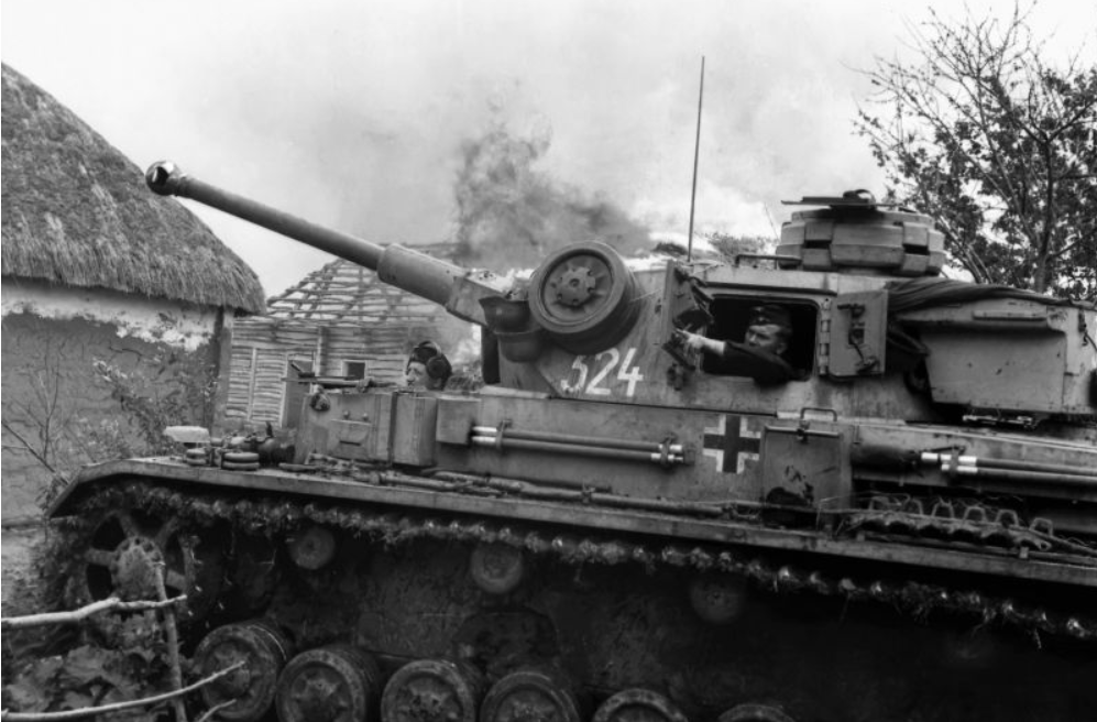 Немецкий танк Pz.Kpfw. IV Ausf. F2 в горящей советской деревне.