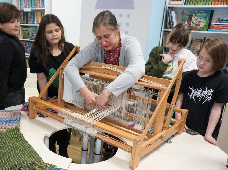 Стеллажи для детской библиотеки. Дети в библиотеке. Городская библиотека дмитров. Интерьер детской библиотеки. Интерьер библиотеки в школе.
