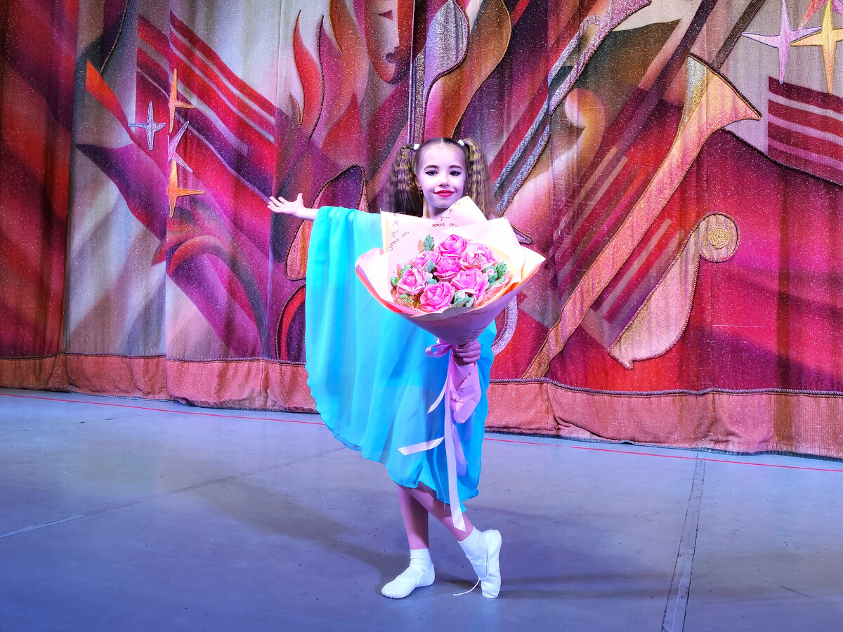 Подтанцовка к вокалу "Нарисовать мечту". Фото после концерта. Без сил, но как положено артисту - с улыбкой на лице. 