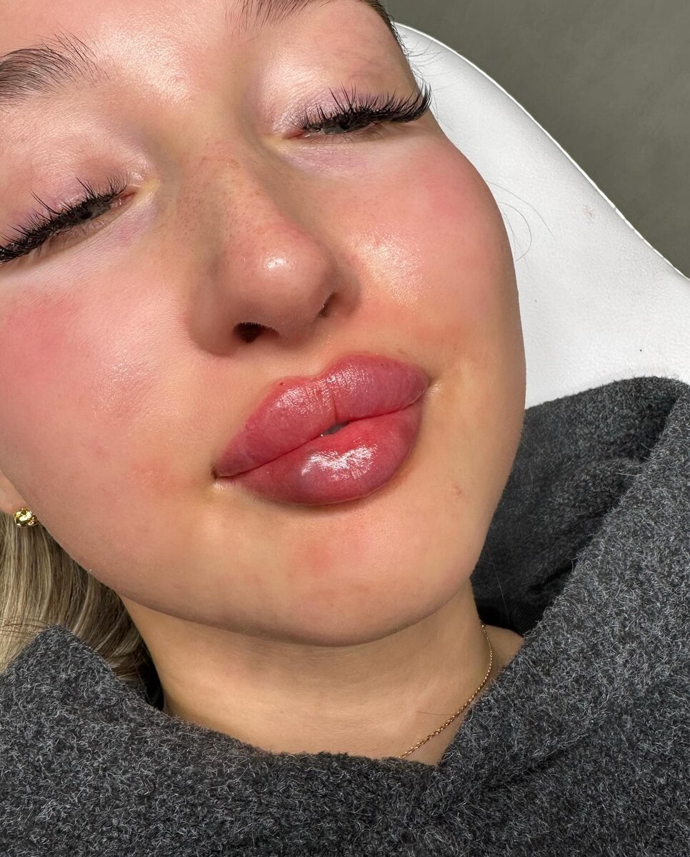 Человек на распутье дорог. Идем дальше картинка. Человек идет к цели. Пейзаж с людьми. Человек идет по дороге.