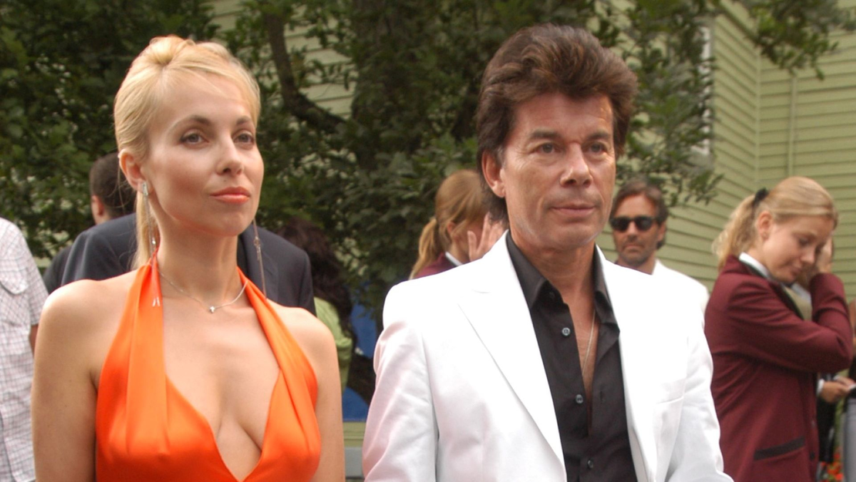 реальное насилие девушек. смеются над человеком. девушки в метро. издевательства девушек. издевтельствонад девушками.