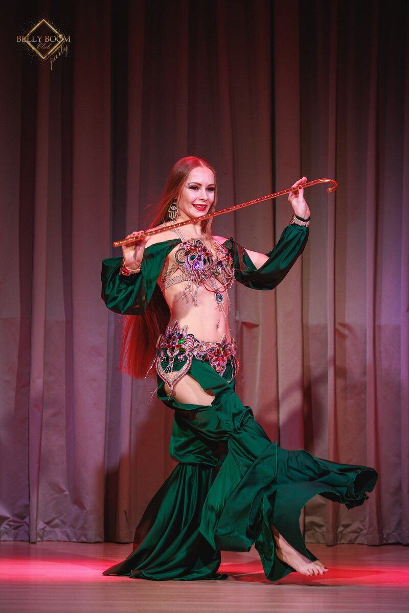 Ракс аль асайя (танец с тростью)

Асайя в репертуаре танцовщиц давно, все видели танец с легкой палкой с загнутым концом. До того, как танцовщицы догадались использовать этот аксессуар, существовало традиционное древнее боевое искусство, представляющее собой бои на палках - тахтиб. Позже версия этого искусства превратилась в популярный египетский народный танец.

Слово «тахтиб» является производным от слова «хатаба», которое означает «деревянная палка».

Древнейшие упоминания тахтиба были найдены на гравюрах в ходе археологических раскопок в Абусире, огромном некрополе эпохи Старого Царства. На некоторых рельефах пирамиды фараона Сахуры (ок. 2500 г. до н. э.) имеются изображения и надписи, позволяющие сделать вывод о том, что бои на палках вместе со стрельбой из лука тогда входили в число основных военных дисциплин, преподаваемых солдатам.