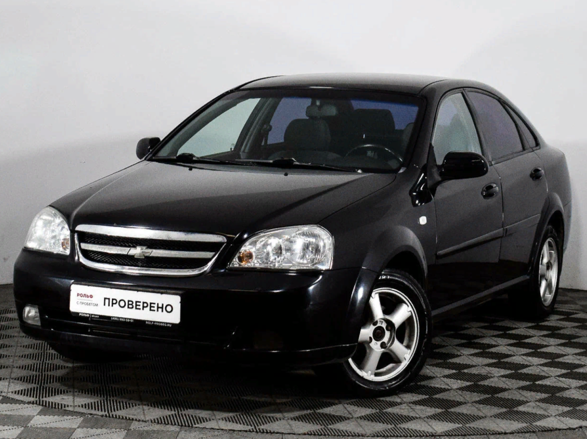    Chevrolet Lacetti.  Автомобиль выпускался с 2004 по 2013 годы и до сих пор радует владельцев как минимум своим не очень устаревшим дизайном. Визуально модель похожа на Hyundai Accent, из-за чего ее нередко с ним сравнивают. Технически сходства тоже есть – почти аналогичная мощность в размере 109 л. с. вкупе с механической КПП. За 400 тысяч рублей можете рассчитывать на экземпляр с пробегом от 120 до 250 тысяч километров пробега. Год выпуска в таком ценовом сегменте – вплоть до 2011. Радует и то, что модель представлена в нескольких типах кузова, в их числе есть универсал и седан. Кроме упомянутого двигателя есть и менее мощный 1,4-литровый агрегат на 95 л. с. Если в планах нет дальних поездок по межгороду, можете взять такой экземпляр – он куда более экономичный. Как и в случае с остальными моделями, основной негатив от владельцев Chevrolet Lacetti направлен в сторону плохой шумоизоляции. Некоторые сетуют и на плохую проходимость из-за небольшого дорожного просвета. Из плюсов отмечают надежность, вместительность и комфортность салона.  Достоинства:				Недостатки:
 Вместительный салон; 			Плохая проходимость
Низкий риск поломок; 			Проблемная шумоизоляция
Недорогое обслуживание; 
Хорошая управляемость. 
