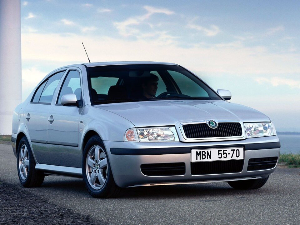 Skoda Octavia A4.   Рестайлинг первого поколения Skoda Octavia A4 выпускался с 2000 по 2011 годы. В цену до 400 тысяч рублей можно найти экземпляры вплоть до 2009 года выпуска в адекватном техническом состоянии и с пробегом в районе 130-150 тысяч километров. Конечно, дизайн автомобилей этого поколения в 2024 году смотрится морально устаревшим несмотря на рестайлинг, в остальном машина достойна вашего внимания. Судите сами – до 150 л. с. мощности двигателя, практически неубиваемая МКПП, большой для доступных кузовов дорожный просвет до 164 мм.  Самое то для российских дорог. Есть 4 звезды безопасности в рамках рейтинга Euro NCAP, и это еще один аргумент в пользу покупки. На вторичном рынке можно найти даже комплектации с 5-дюймовым экраном мультимедиа системы. Первое поколение Skoda Octavia A4 с рестайлингом – весьма ходовая на вторичном рынке модель. Стабильно сотни предложений намекают нам на то, что автомобиль и правда неплохой. Отзывы о конкретно А4 немногочисленные, но в большинстве своем автовладельцы довольны машиной.
Достоинства:               			Недостатки:
Низкие расходы на обслуживание;             Устаревший дизайн.
В меру высокий дорожный просвет; 
Относительно небольшие пробеги; 
Высокий рейтинг безопасности.
