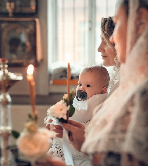 крестить ребенка имя. крестить ребенка имя. с крещением богдана. младенец в храме. крещение младенцев в православии.