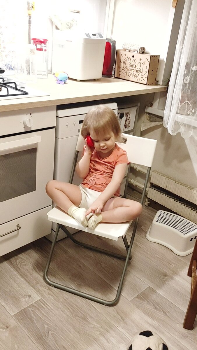 "Звонит" бабушке. 
