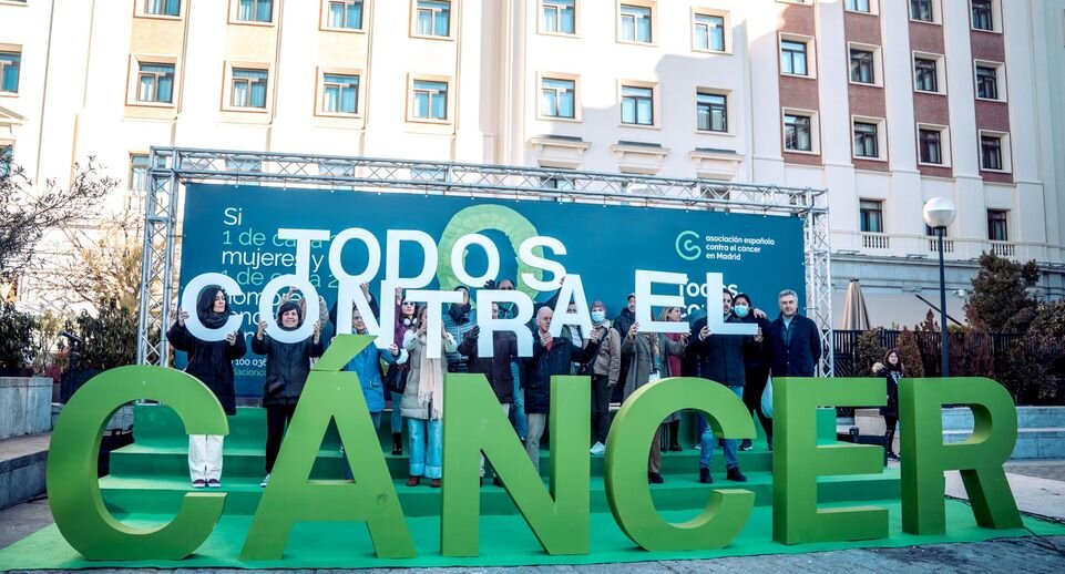     Волонтеры во время мероприятия, посвященному Всемирному дню борьбы против рака, Испания. Надпись: «Все вместе против рака». Фото: Gabriel Luengas / Keystone Press Agency / Global Look Press
