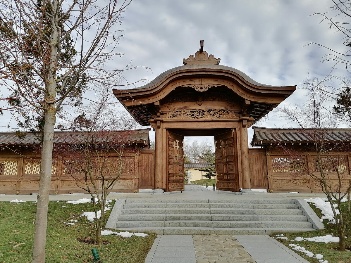 Ворота Карамон - символ особого отношения к входящему  в них человеку и к месту за ними. 