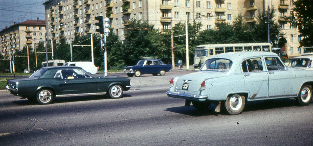 В московском потоке — Ford Mustang, принадлежащий гражданину СССР.