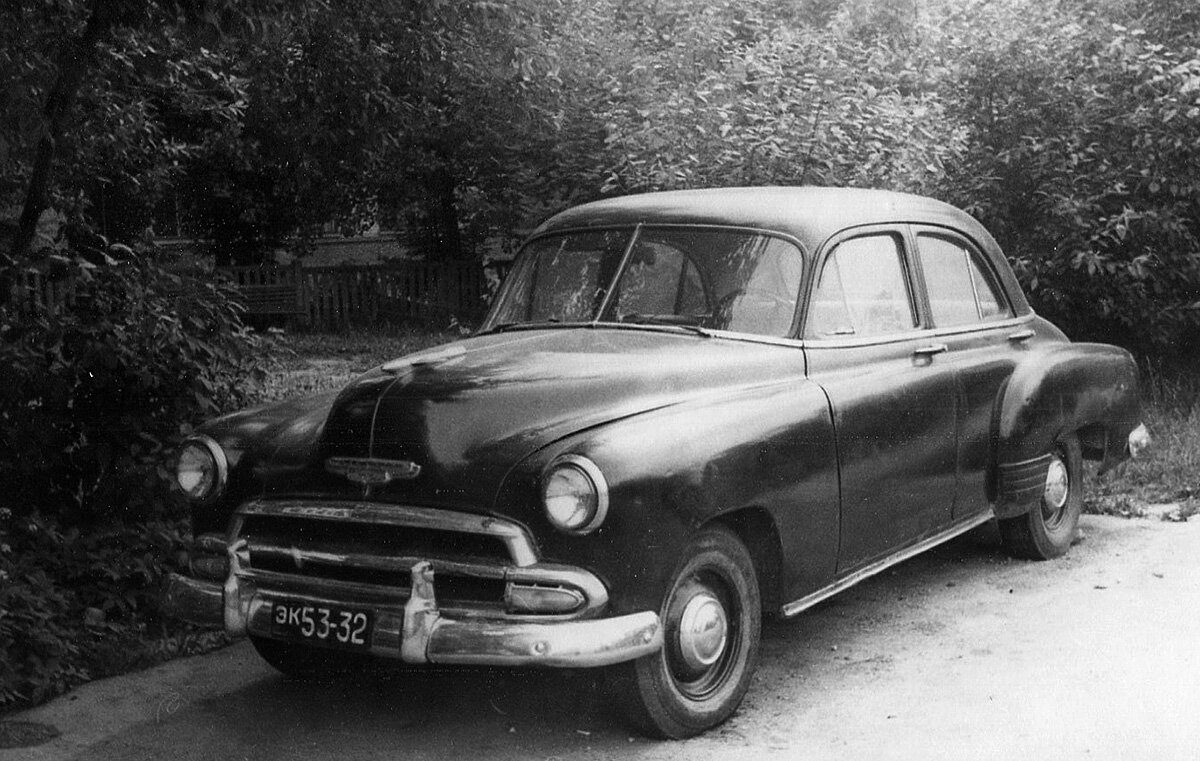 Chevrolet Styleline De Luxe 1951 года с московскими номера стандарта до 1961 г., еще вполне живой в середине 1970‑х.