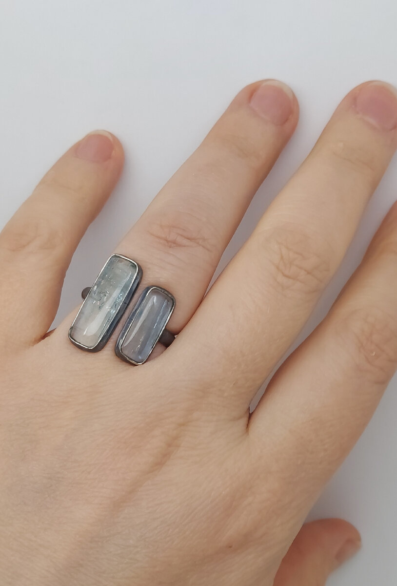 вид кольца на руке