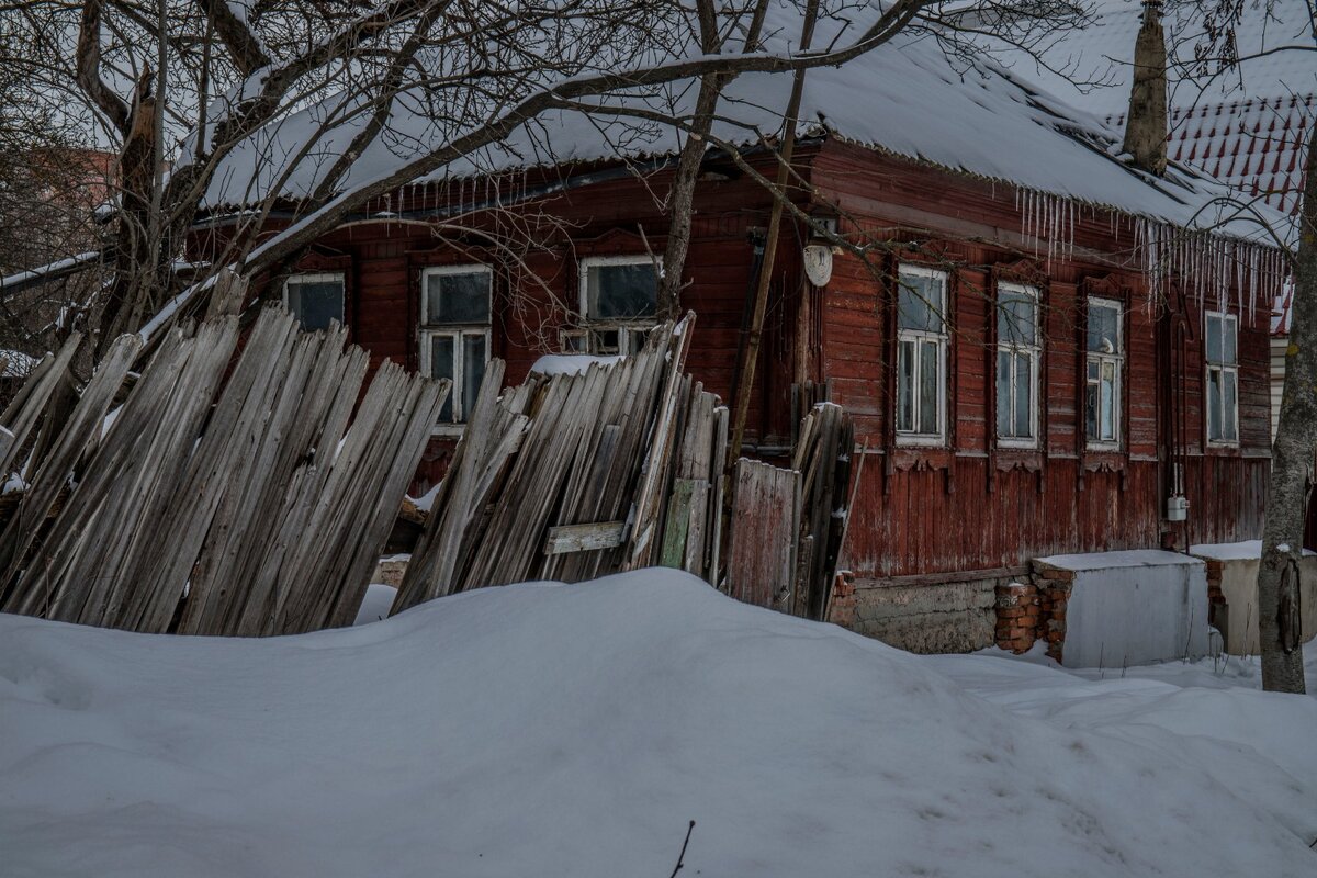 Некоторые дома очень похожи на людей, правда? Видно и возраст, и характер. Фото: Александр Панов. 