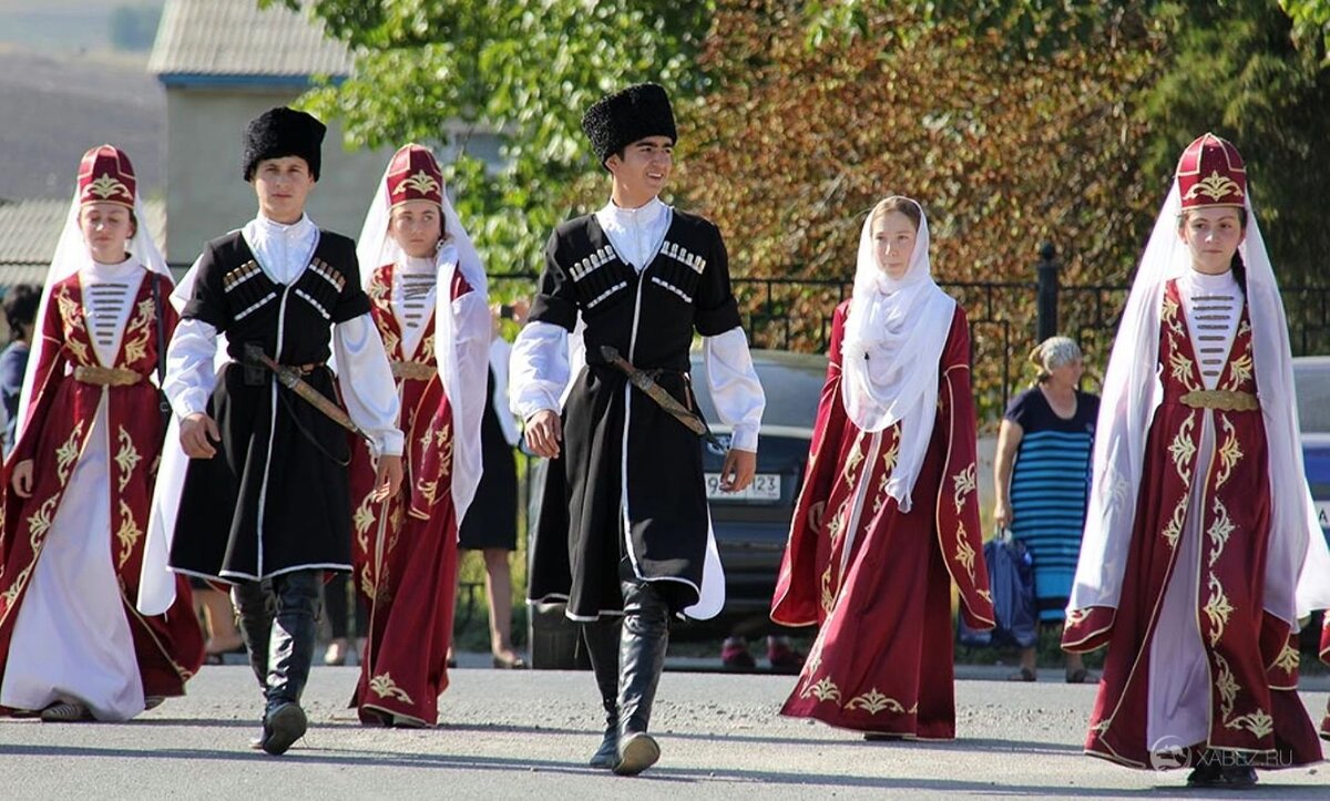 Национальный наряд карачаевцев в КЧР. Национальный костюм Черкесов и карачаевцев. Кабардино-Балкария кабардинцы. Абазины в Карачаево Черкесии.