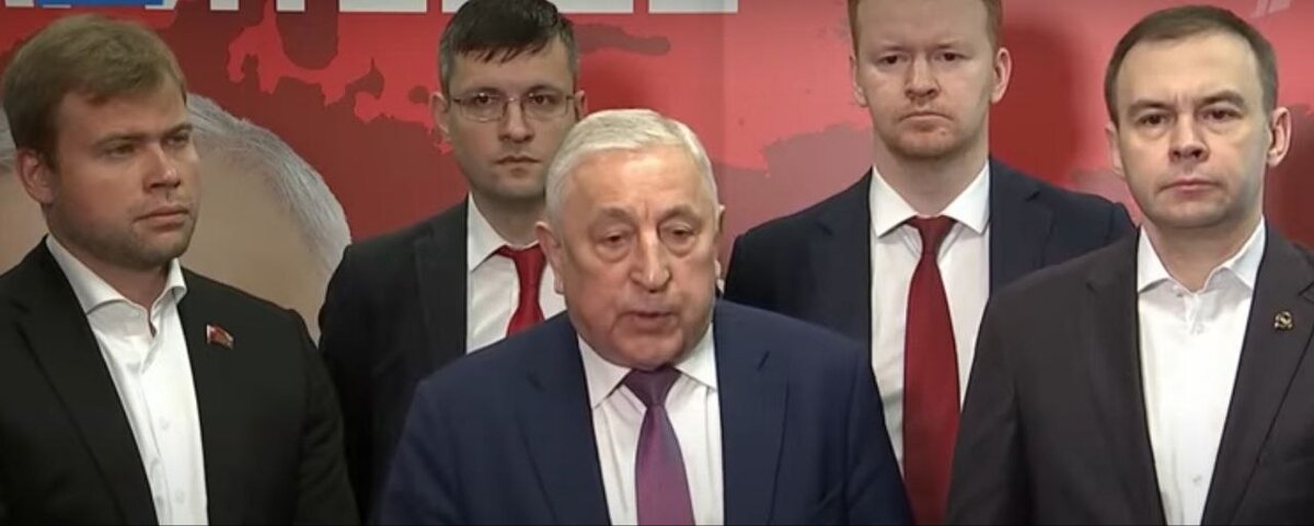 Окружающий кандидата "молодняк" как раз и вызывает недоверие. У них точно может хватить и сил, и желания на сотрудничество с поборниками фантазий о "новой России"