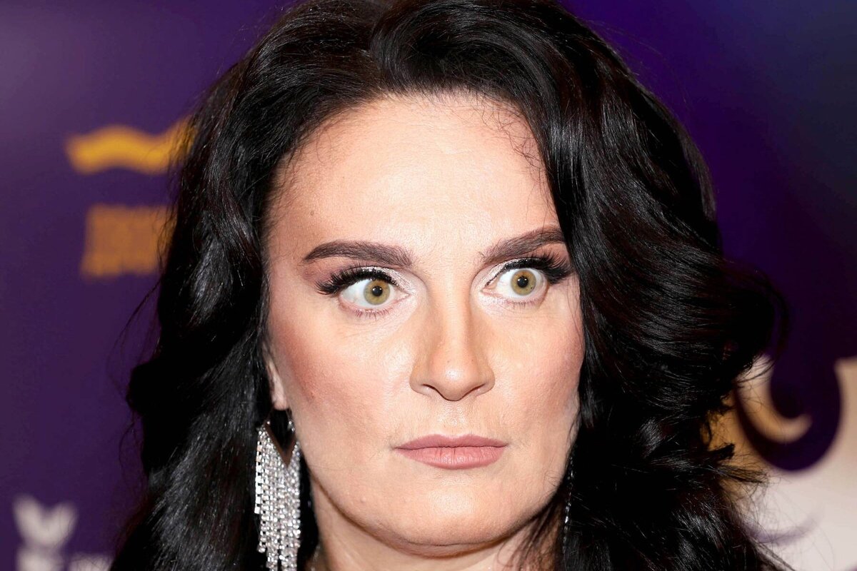 текст песни хорошо бродить по свету. песня волосы быстро белеют а дети растут. песенка большой секрет для маленькой компании текст. фотосессия в полевых цветах. стихи с автором.