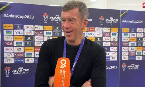 беспорядки на стадионе в индонезии. беспорядки на стадионе. уставший футболист. индонезия трагедия на стадионе. болельщики футбола.