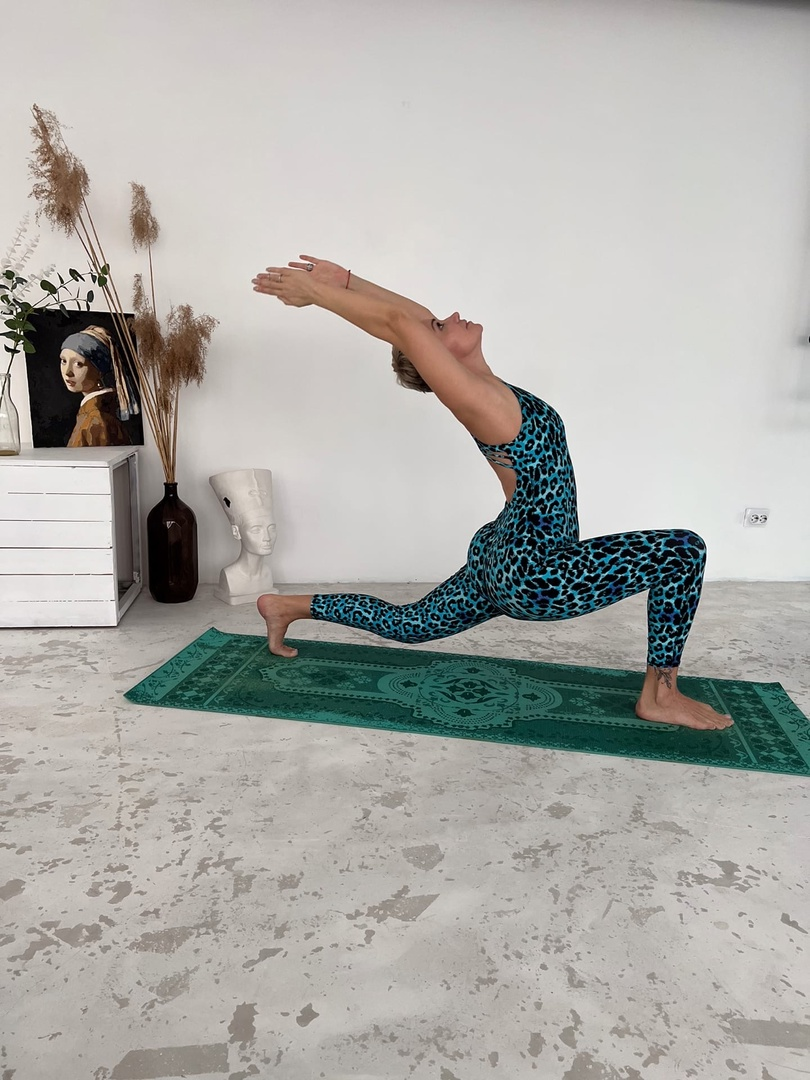 йога для гибкости. йога гибкость. красивая девушка йога. йога. девушка занимается гимнастикой.