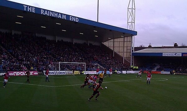 Барнет (в полосатой футболке) играет на выезде с "Гиллингемом" в декабре 2012 года. Менеджер игроков Эдгар Дэвидс бросает вызов игроку "Гиллингема" на мяч.