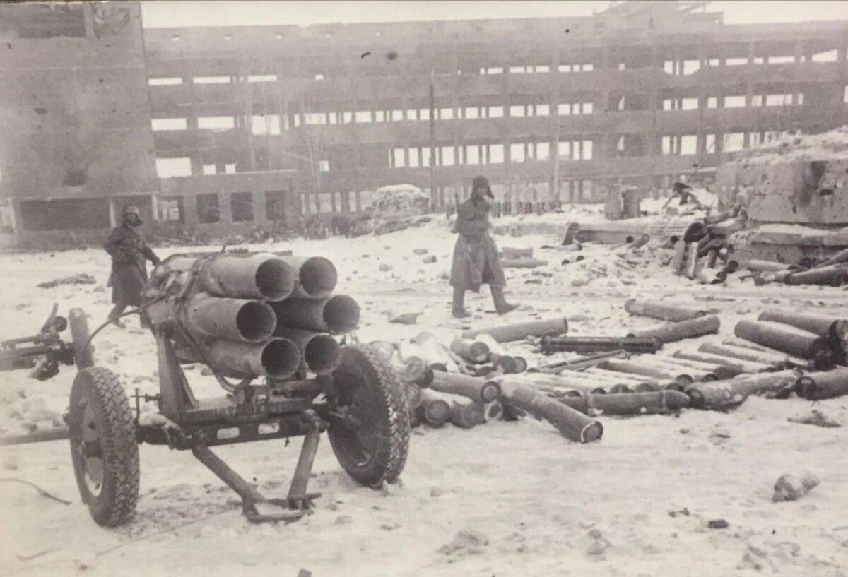 Площадь им. Дзержинского после боев. На переднем плане немецкий реактивный миномет Nebelwerfer 41. Февраль 1943 г.