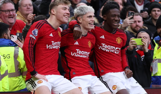 Расмус Хейлунд, Алехандро Гарначо и Кобби Майну празднуют второй гол «Манчестер Юнайтед»