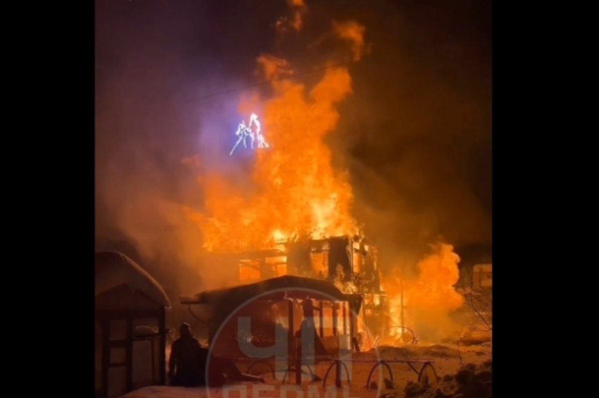    На пожаре в Пермском крае раскалённая линия электропередач заискрилась, словно молния.