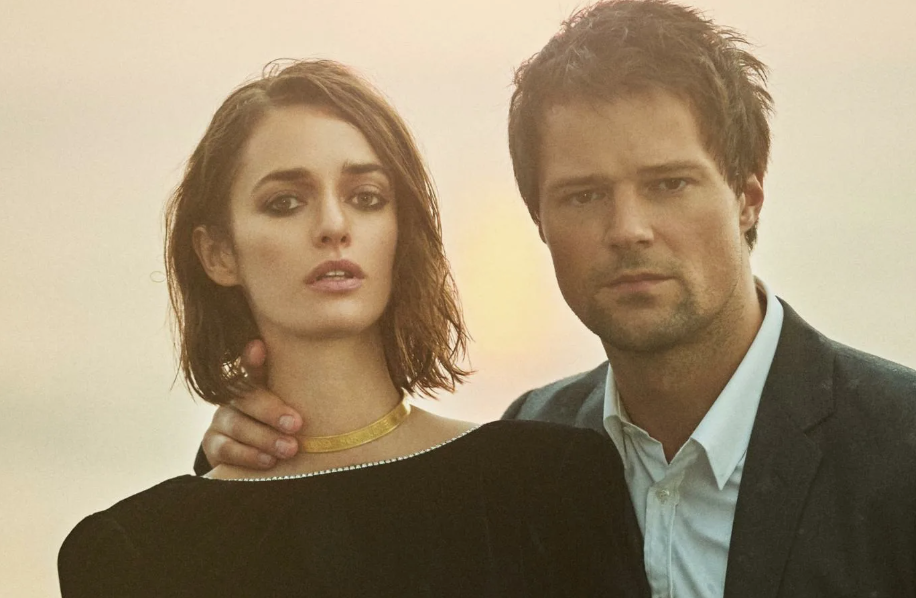 Парень сдувушкой обнимаются. Пара не является самой. Мужчина и женщина рядом. Солнце море и любовь. Парень и девушка стоят.