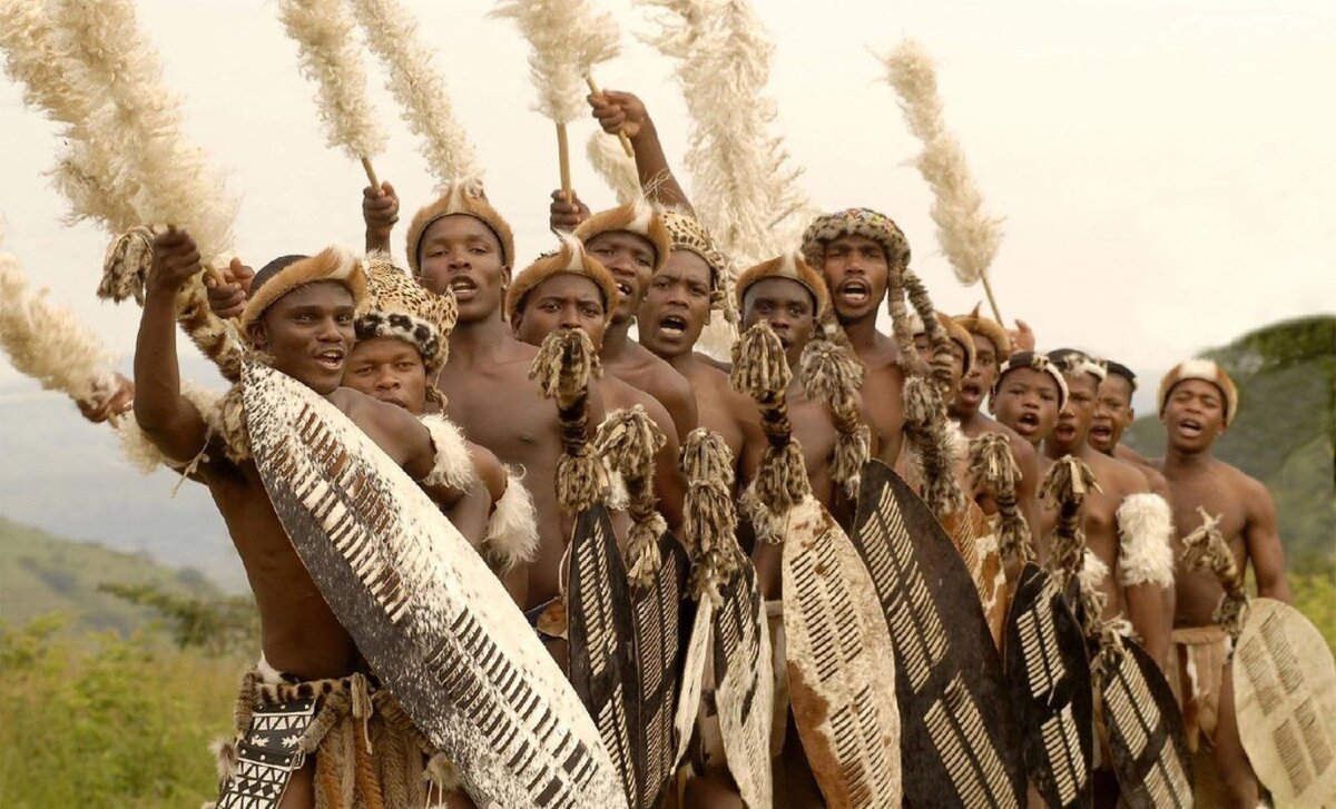 Зулусы народ Африки. Племя зулусов в Африке. Племя Зулу ЮАР. ЮАР Зулусы.