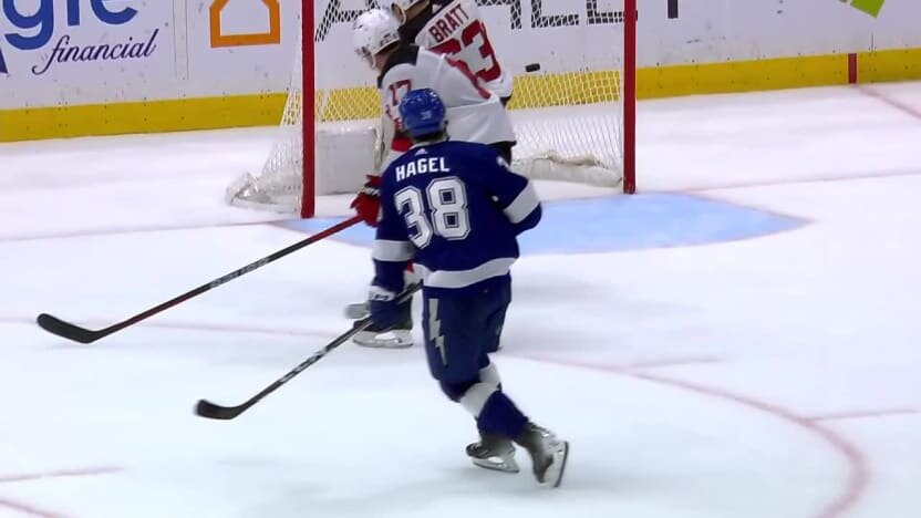 Интервью в парке. Мужской разговор. Компания друзей идет. Прогулка в парке. Два друга.