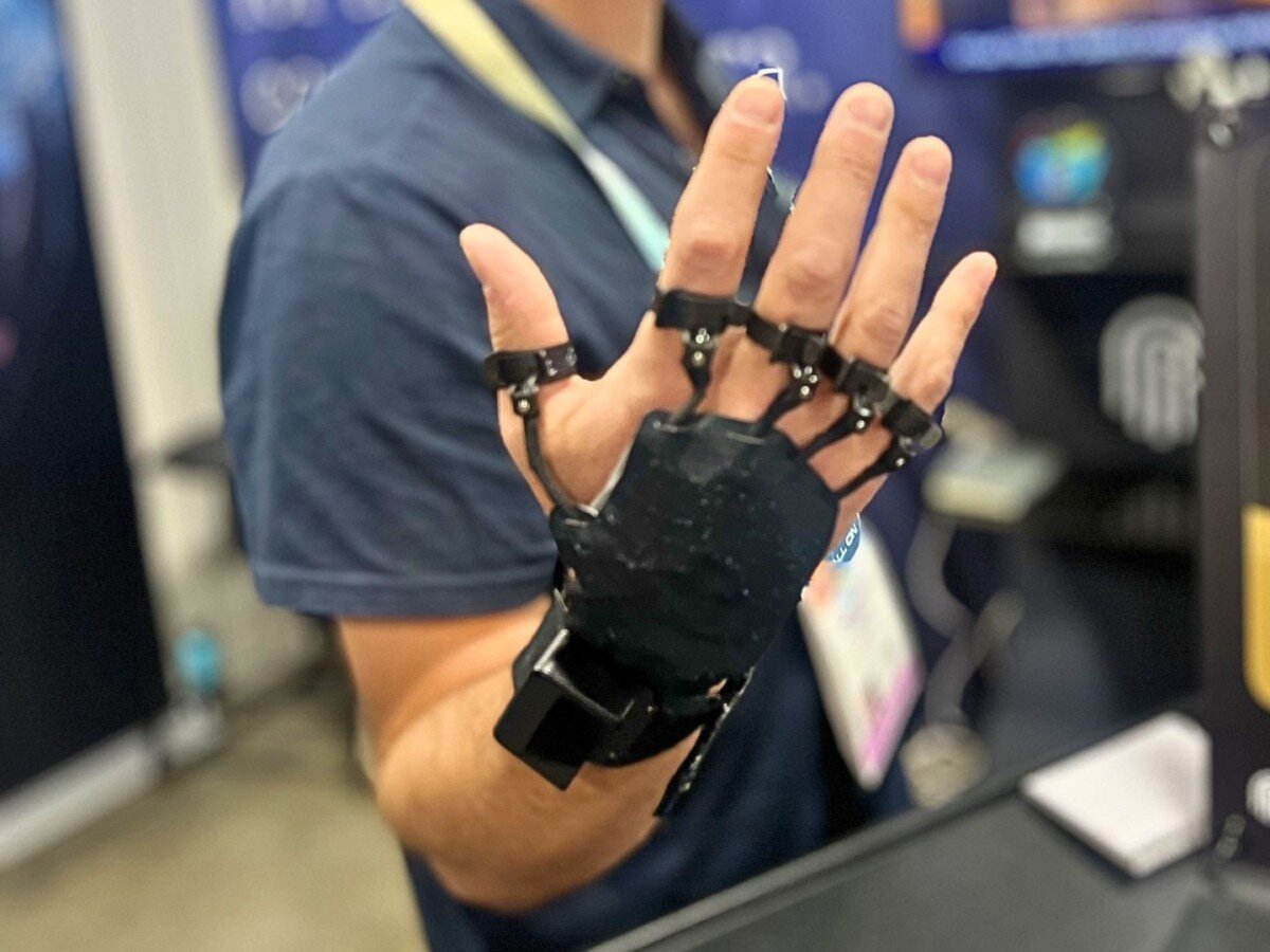    Новая VR-перчатка работает напрямую с нервной системой, минуя кожу