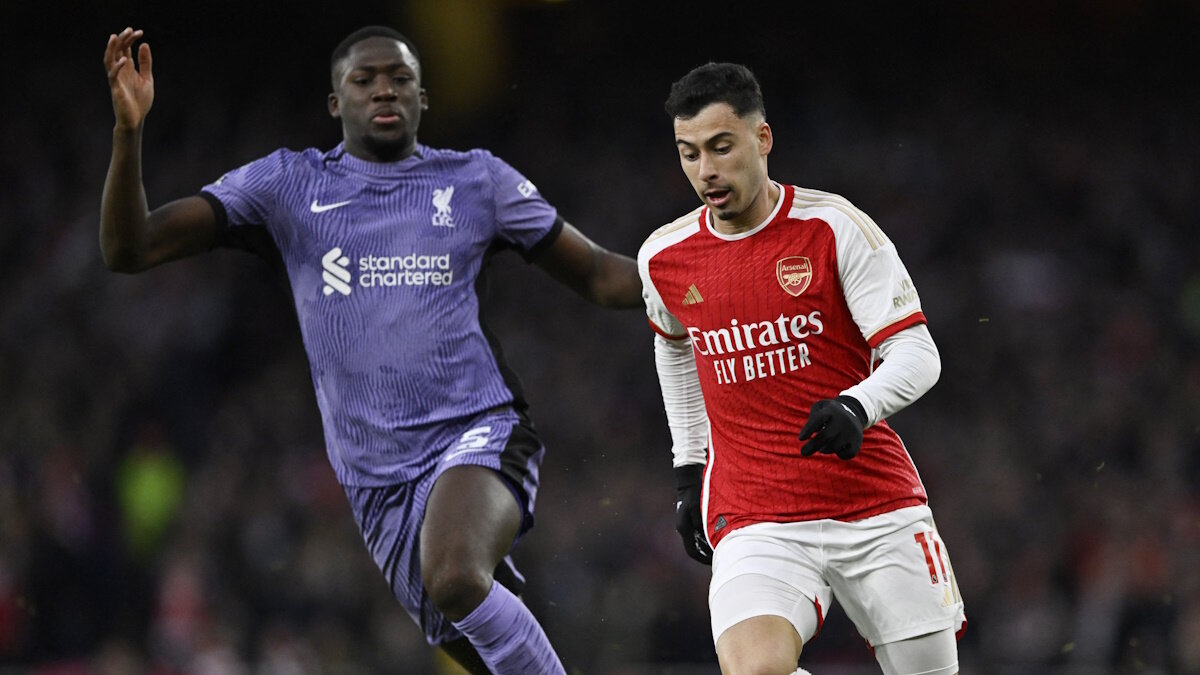    Конате и Мартинелли в матче "Арсенал" - "Ливерпуль". Фото: REUTERS