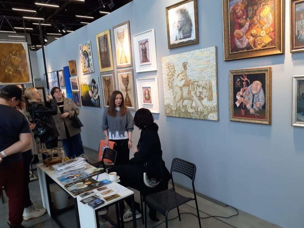 искусство рисования. палитра с красками и кистями. палитра для красок. краски с кисточкой. фон с красками и кисточками.