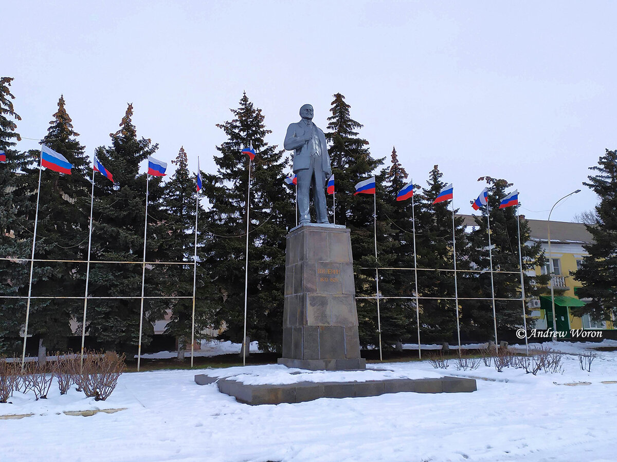 Памятник В.И. Ленину напротив здания Администрации Красносулинского района