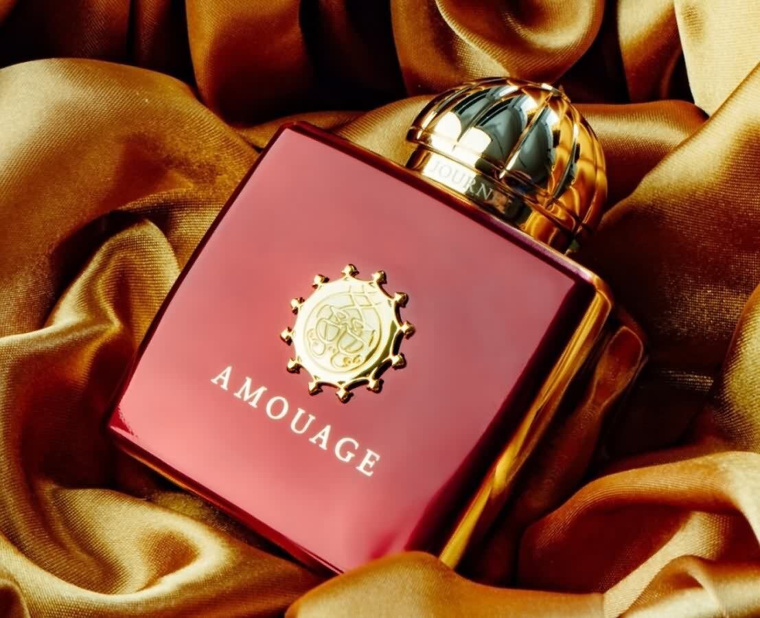 духи пшикают. аромат духов во сне. парфюмерия. аромат духов. девушка и духи.