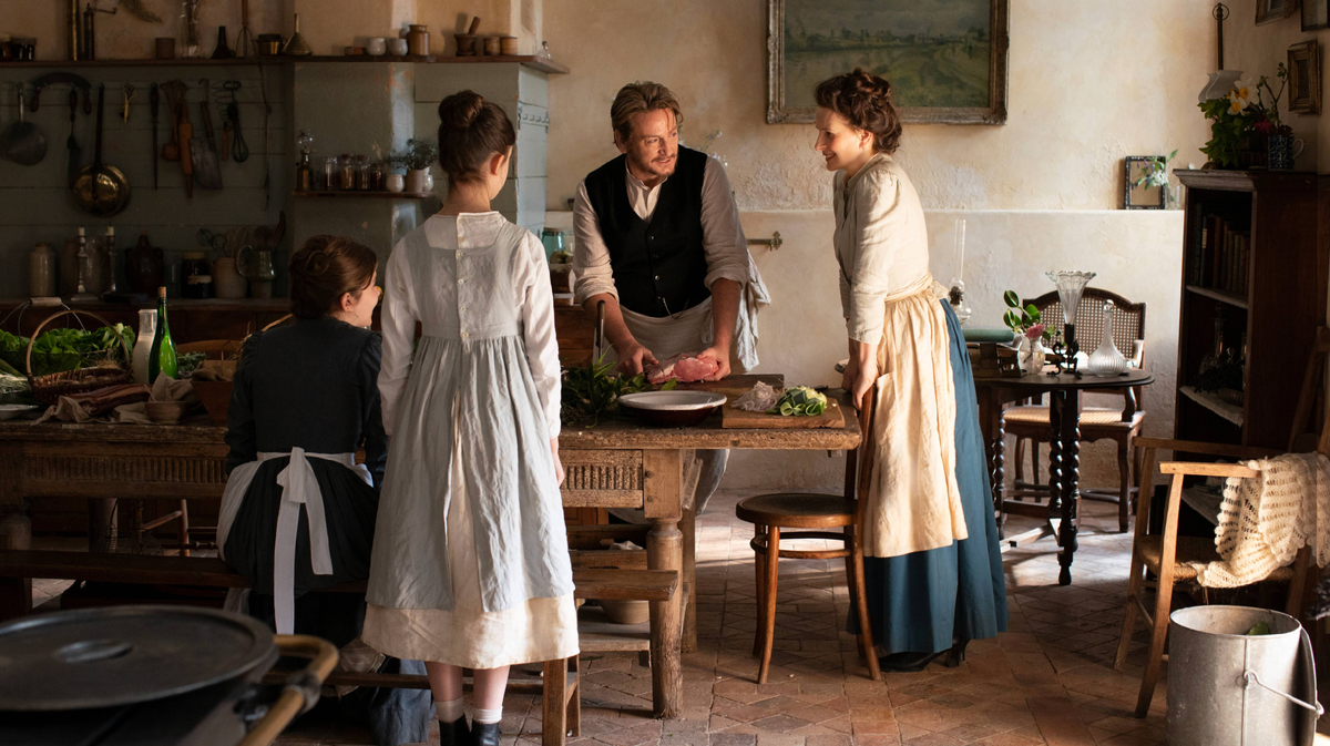 Идеальная романтическая пара французского кино (в прошлом): Бенуа Мажимель и Жюльет Бинош. Кино снова их объединило. Вместе они стали сердцем красивой медитации о кулинарии — связном высоких чувств.