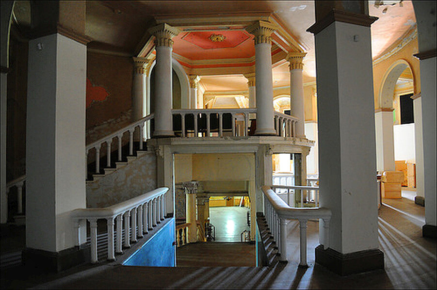  Лестницы внутри Речного вокзала в 2010-ые годы, изображение из открытых источников
