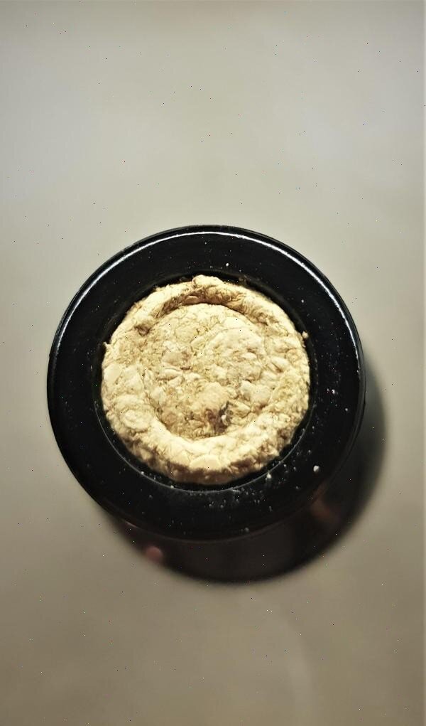 Самое главное - извлечь винную пробку из бутылки, не повредив ее.