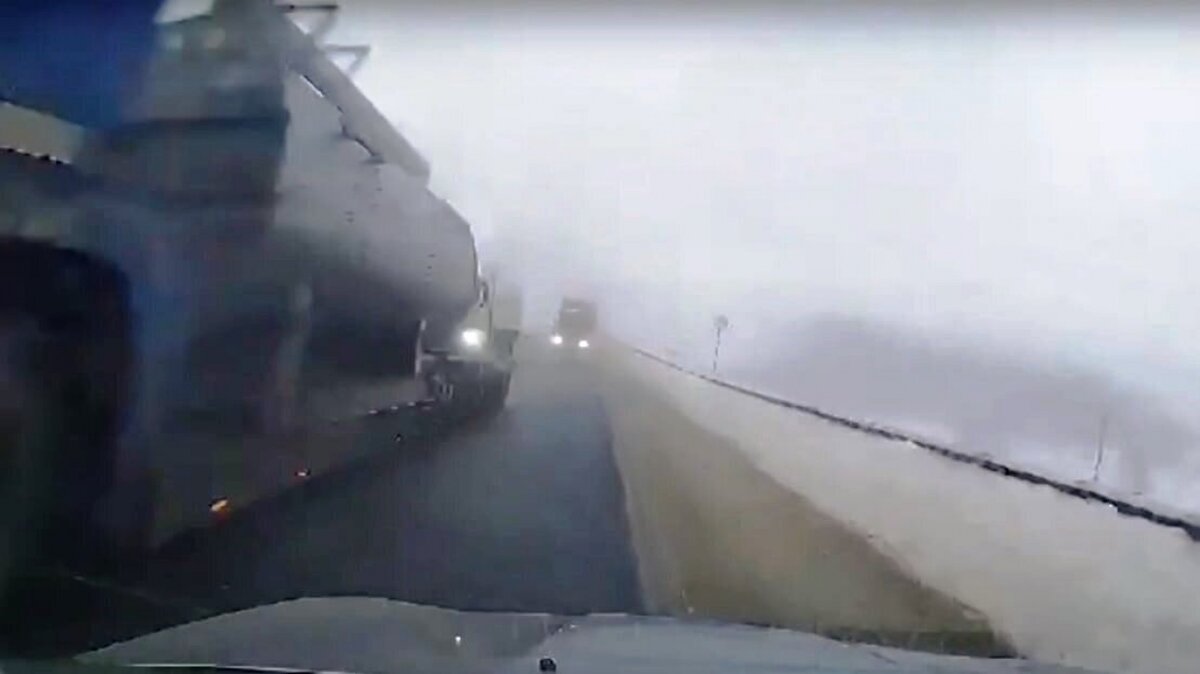    Саратовчанка за рулем авто чудом избежала ДТП с двумя фурамиНовости Саратова и области – Сетевое издание «Репортер64»