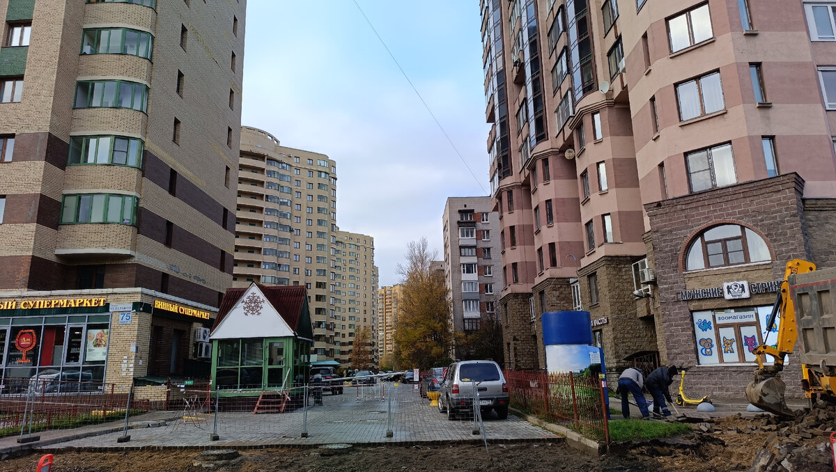 Ряд домов слева - начало этого ЖК. Думаю понимаете, сколько уничтожили зелёных насаждений. Фото автора канала "Питер на все случаи жизни".