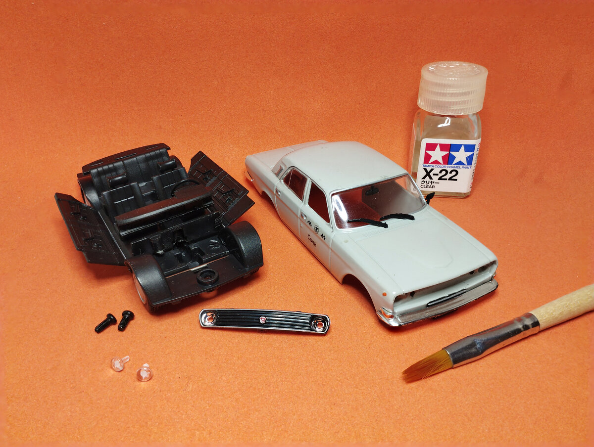 Рис. 2. Защита переводных наклеек лаком Х-22 Clear (Tamiya) и разборка модели автомобиля ГАЗ-24-10 "Волга" 