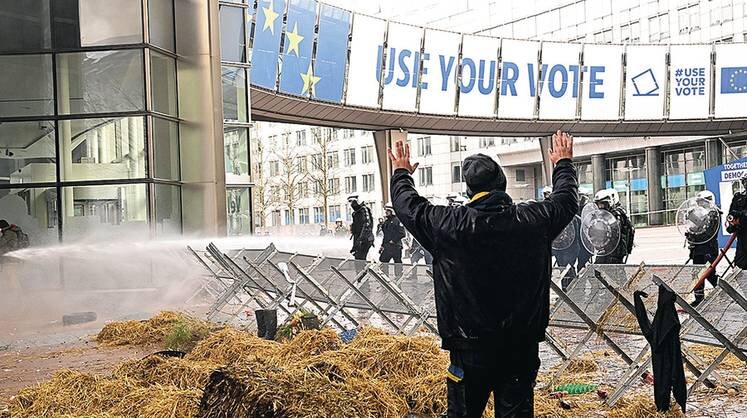    PANORAMIC VIA ZUMA В Брюсселе фермеры протестовали во время проведения саммита ЕС