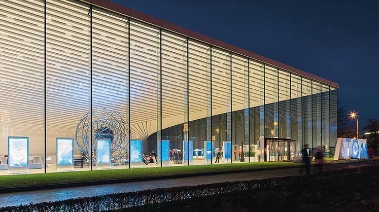     ПАВИЛЬОН «АТОМ» НА ВДНХ - Перед архитектурным бюро UNK стояла сложная задача: здание для госкорпорации «Росатом» должно быть мощным и ярким, но на ВДНХ строить рядом с памятниками архитектуры дом-аттракцион невозможно. Решили взять супертехнологичностью. Здание очень простое по форме, но в нем 53-метровая консоль и стекла высотой 12 метров. Дорого, рассчитано на посвященного зрителя.