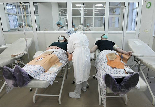   Доноры во время сдачи крови для онкологических больных в Республиканском центре крови Минздрава ДНР. Акция приурочена к Всемирному дню борьбы с онкологическими заболеваниями. Фото: Таисия Воронцова / РИА Новости