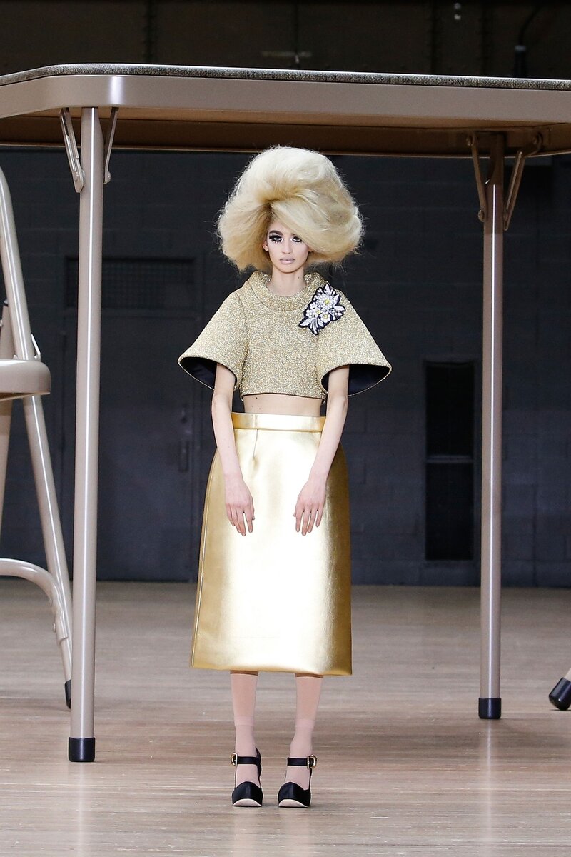 модные показы 2024 известных дизайнеров. модель на подиуме. диор платья 2023. диор коллекция 2020-2021. Burberry показ 2023.