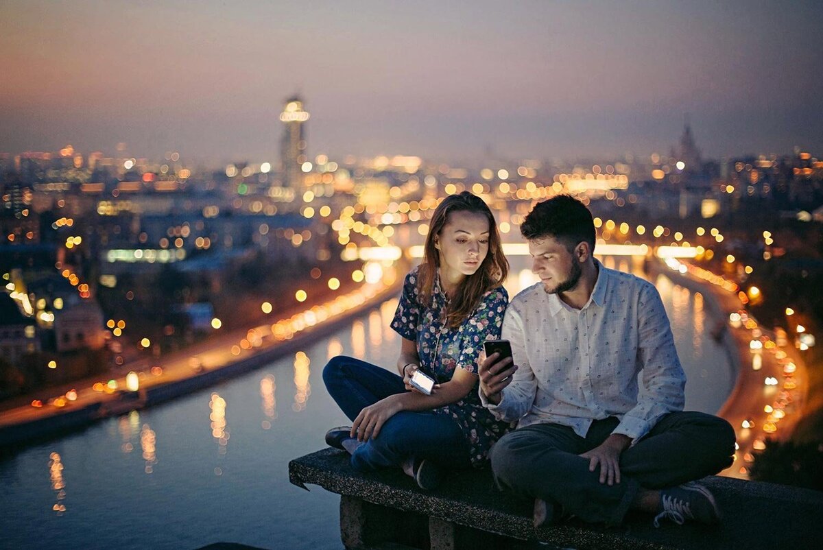 Фотосессия лавстори в городе. Парочки на фоне города. Фотосессия на фоне ночного города. Влюбленные в ночном городе.