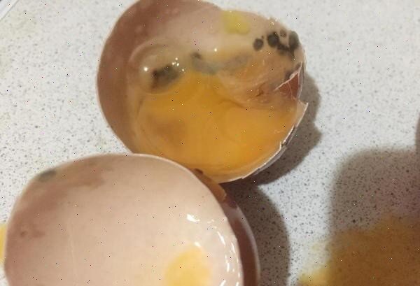 Вот такое вот яичко мне подсунули... Хорошо, что я научена горьким опытом, и яйца всегда разбиваю в отдельную мисочку, а уже потом соединяют с остальными ингредиентами, а то испортила бы сразу все.