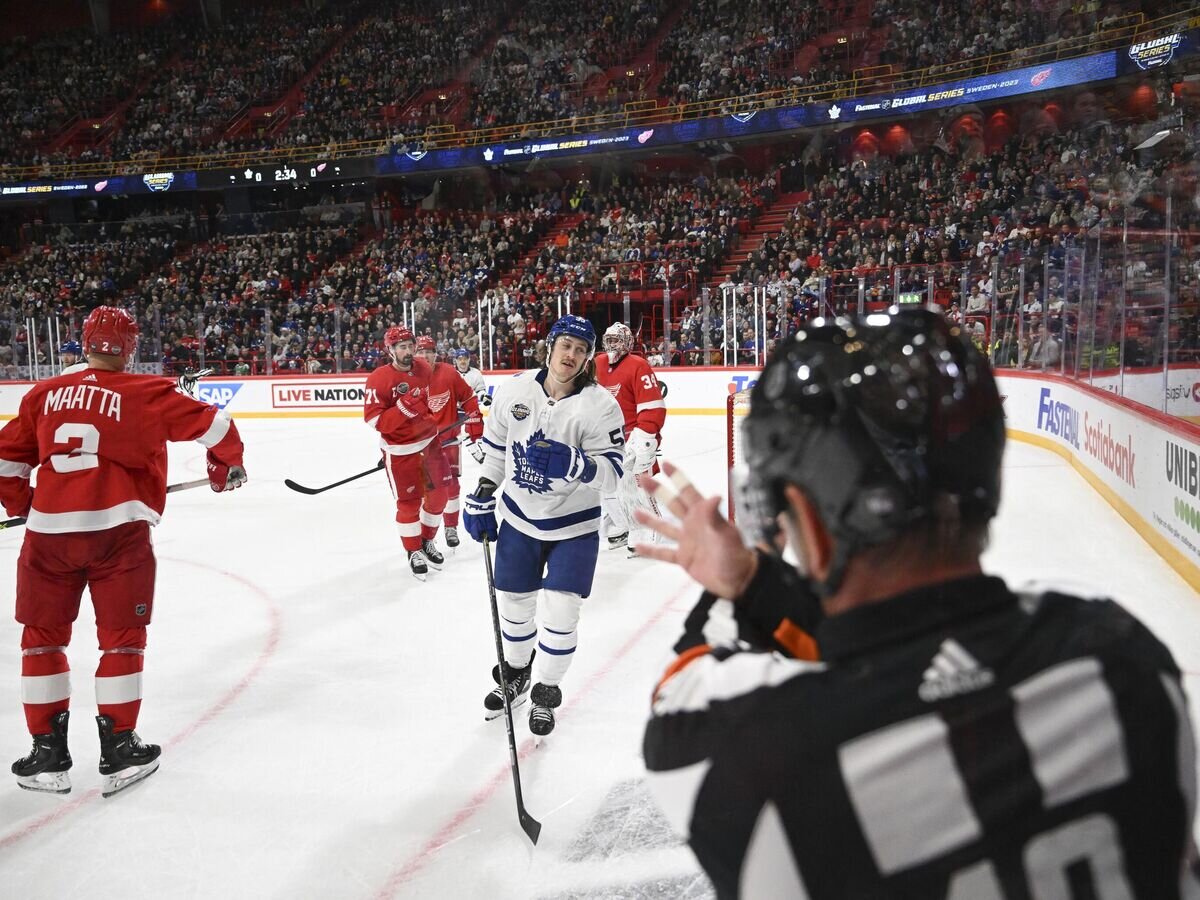    Хоккеист "Торонто Мейпл Лифс" Тайлер Бертуцци (в центре)© JONATHAN NACKSTRAND